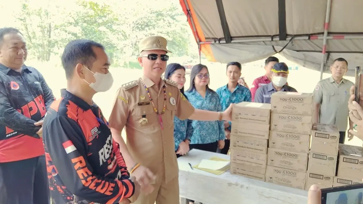 KUNJUNGI : Bupati Gumas Jaya Samaya Monong didampingi Ketua TP-PKK Mimie Mariatie Jaya Samaya Monong, ketika mengunjungi posko siaga Karhutla di halaman kantor BPBD Gumas, Selasa (18/8/2026). FOTO : ARHAM SAID/RADAR SAMPIT