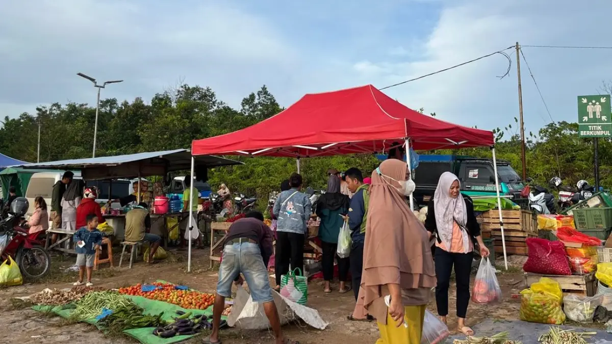 Para pedagang Pasar Subuh Nanga Bulik sedang melayani konsumen. (Ria/Radar Sampit)