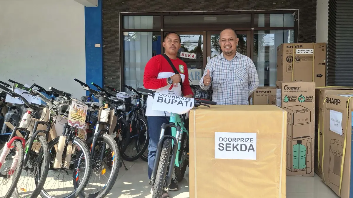Penyerahan hadiah dari Bupati Kotim dan Pj Sekda Kotim. (istimewa/tim gowes)