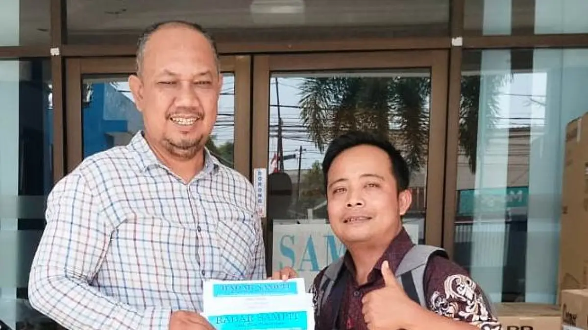 Penyerahan hadiah dari sponsor dari Kopi Uang Emas, Kamis (20/8).