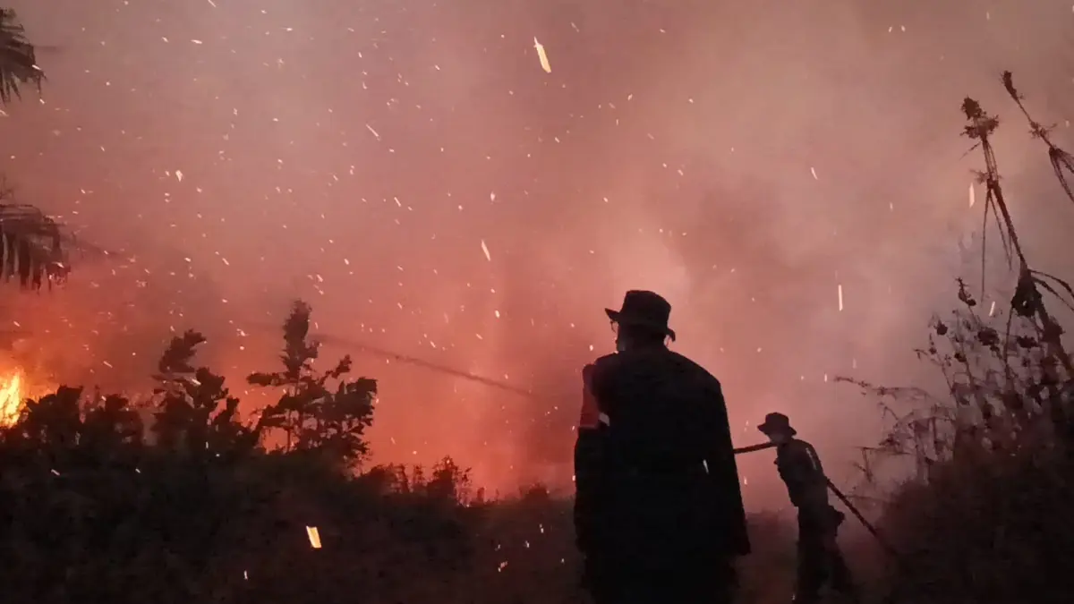 Petugas gabungan saat melakukan pemadaman karhutla di Kotawaringin Timur. MUI Kotim mengajak seluruh muslim dan muslimah di Kotim untuk melaksanakan salat istisqa. (Usay/Radar Sampit)