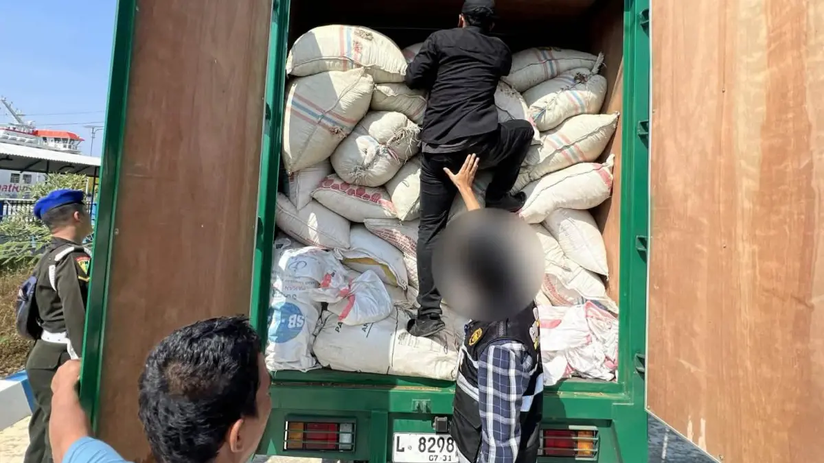 Petugas saat membuka muatan sebuah truk di Pelabuhan Bahaur, Kabupaten Pulang Pisau, yang didalamnya terdapat rokok ilegal.(istiewa/beacukai)