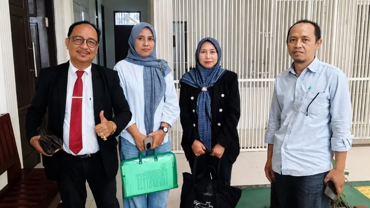 SIDANG PMH: (Ujung kiri) ADV. DR. Mahdianur, S.H., M.H dan ADV. RAHBIAH, S.H., M.H. (dua dari kanan) bersama klien seusai persidangan di Pengadilan Negeri Sampit. (ISTIMEWA/RADAR SAMPIT)