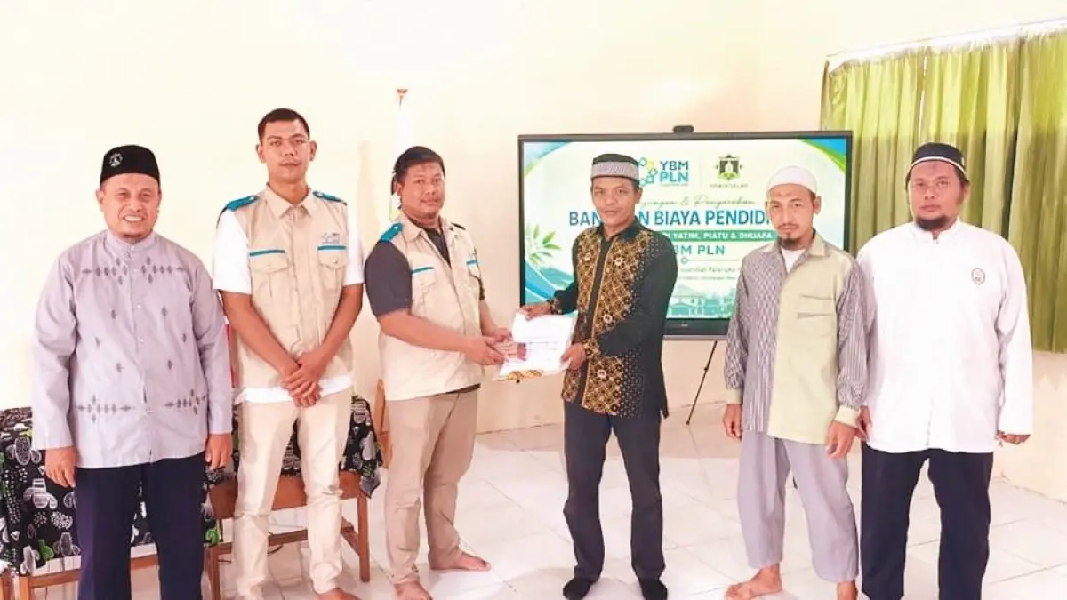Simbolis penyerahan bantuan oleh YBM PLN yang diwakilkan oleh Ketua YBM PLN Palangka Raya, Budi Wahyono (tiga dari kiri) kepada Pondok Pesantren Hidayatullah, Jalan Danau Rangas, Palangka Raya, yang diterima oleh Muhammad Dzunun (tiga dari kanan).