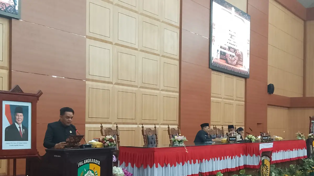 Sumadi saat menyampaikan hasil rapat DPRD pada kegiatan rapat paripurna beberapa waktu lalu.(dok.yusho/radarsampit)