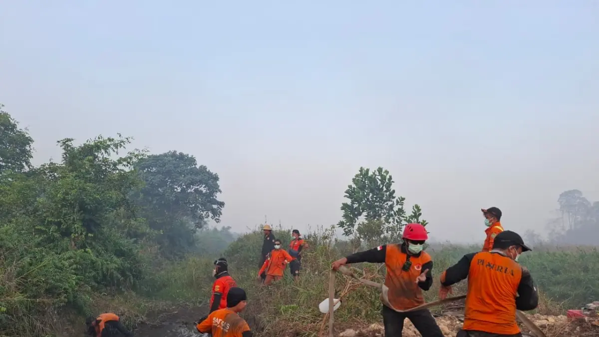 Tim gabungan&nbsp;&nbsp;mencari sumber air untuk menangani kebakaran hutan dan lahan (karhutla) di Desa Jangkar Prima (SP 4), Kecamatan Sematu Jaya, dan Desa Kujan, Kecamatan Bulik. (Ria/Radar Sampit) 