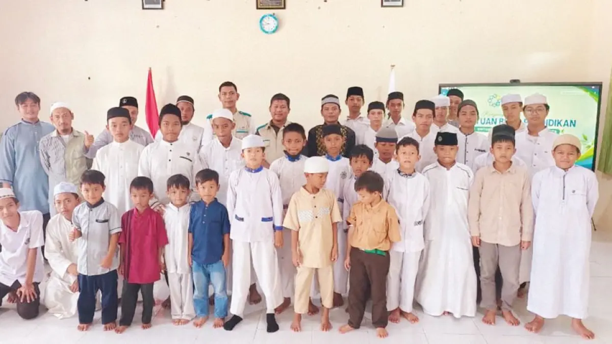 Yayasan Baitul Maal (YBM) PLN Palangka Raya menyalurkan bantuan biaya pendidikan kepada 58 santri yatim dan dhuafa di Pondok Pesantren Hidayatullah, Jalan Danau Rangas, Palangka Raya, Rabu (5/8). 