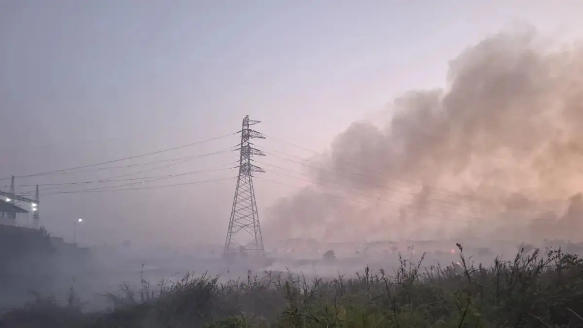 Asap kebakaran lahan di Desa Kujan yang berdekatan dengan Gardu Induk PLN dan tower listrik masih terlihat mengepul, Jumat (21/8) pagi. (istimewa/BPBD Lamandau)