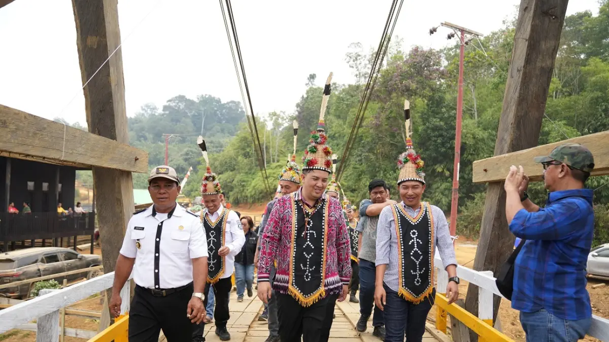 Bupati Lamandau meresmikan Jembatan Gantung Batu Ojung di Desa Petarikan, Rabu (19/8). (Ria/Radar Sampit)&nbsp;