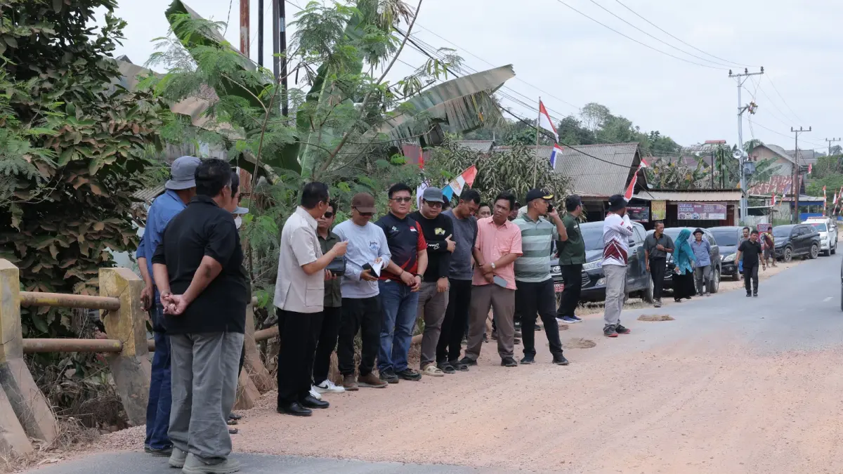 Bupati Sukamara Masduki bersama instansi terkait meninjau ruas jalan Bangun Jaya - Natai Kondang. (Fauziannur/Radar Sampit)