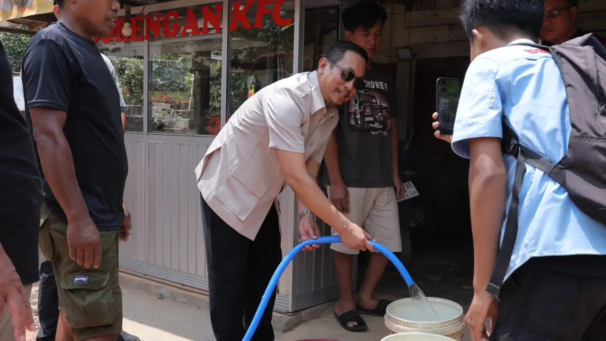 Bupati Sukamara Masduki menyalurkan bantuan air bersih bagi warga Desa Semantun. (Fauziannur/Radar Sampit)