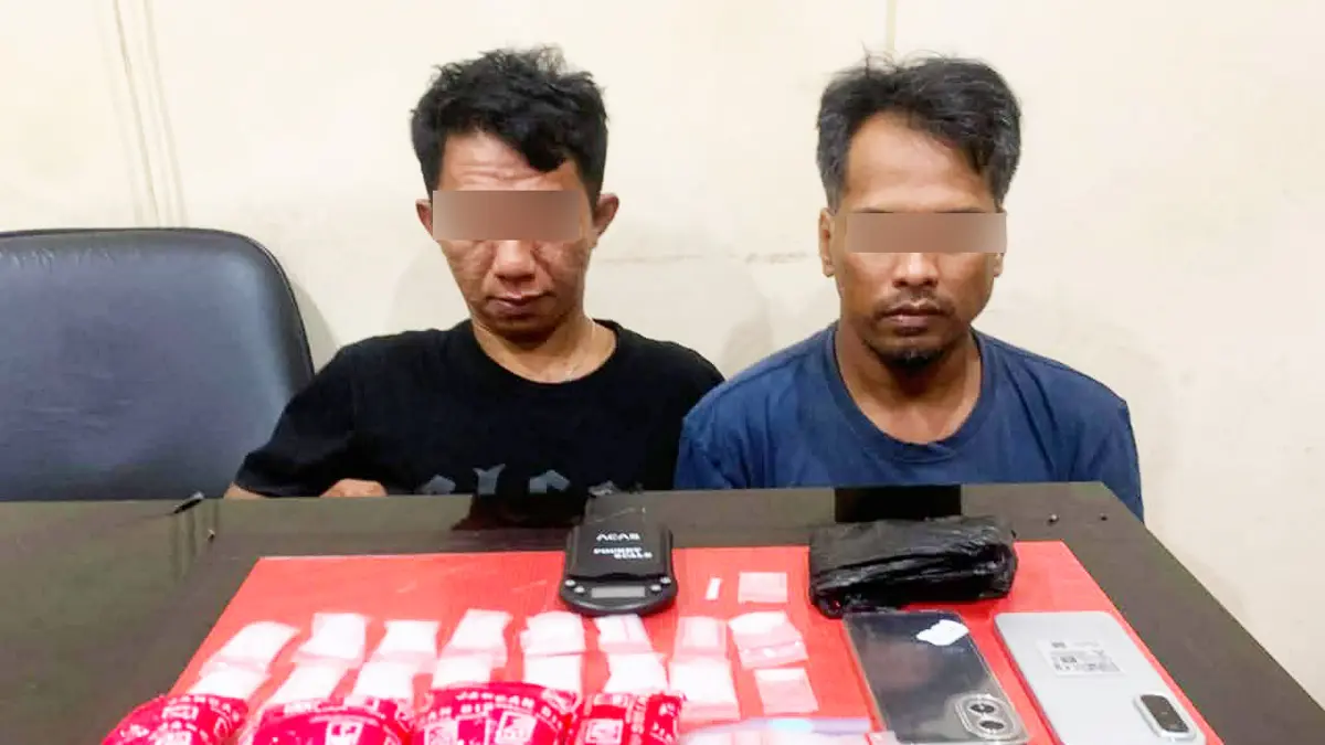 DIAMANKAN : Pelaku Syamsir Alam alias Syamsir (42) warga jalan Rindang Banua, Kompleks Pontun dan Ari Wibowo alias Ari (39) warga jalan Panenga Permai bersama barang bukti narkoba diamankan di kantor polisi. FOTO: IST/RADAR SAMPIT