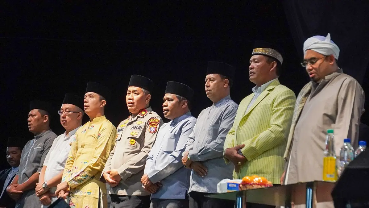 Forkopimda Seruyan bersama Tuan Guru Kiai Haji Ahmad Zaini saat menghadiri Tablig Akbar di Islamic Center Kuala Pembuang, Kamis (20/8) malam. (ist)