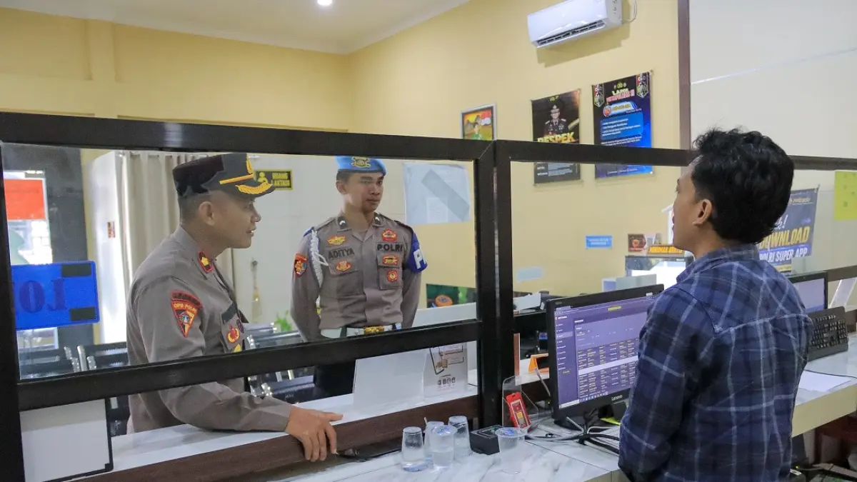 Kabag Ops Polres Seruyan Kompol Ari Prasetyo inspeksi ke sejumlah ruang pelayanan dan penjagaan di Mapolres Seruyan, Kamis (20/8). (ist) 