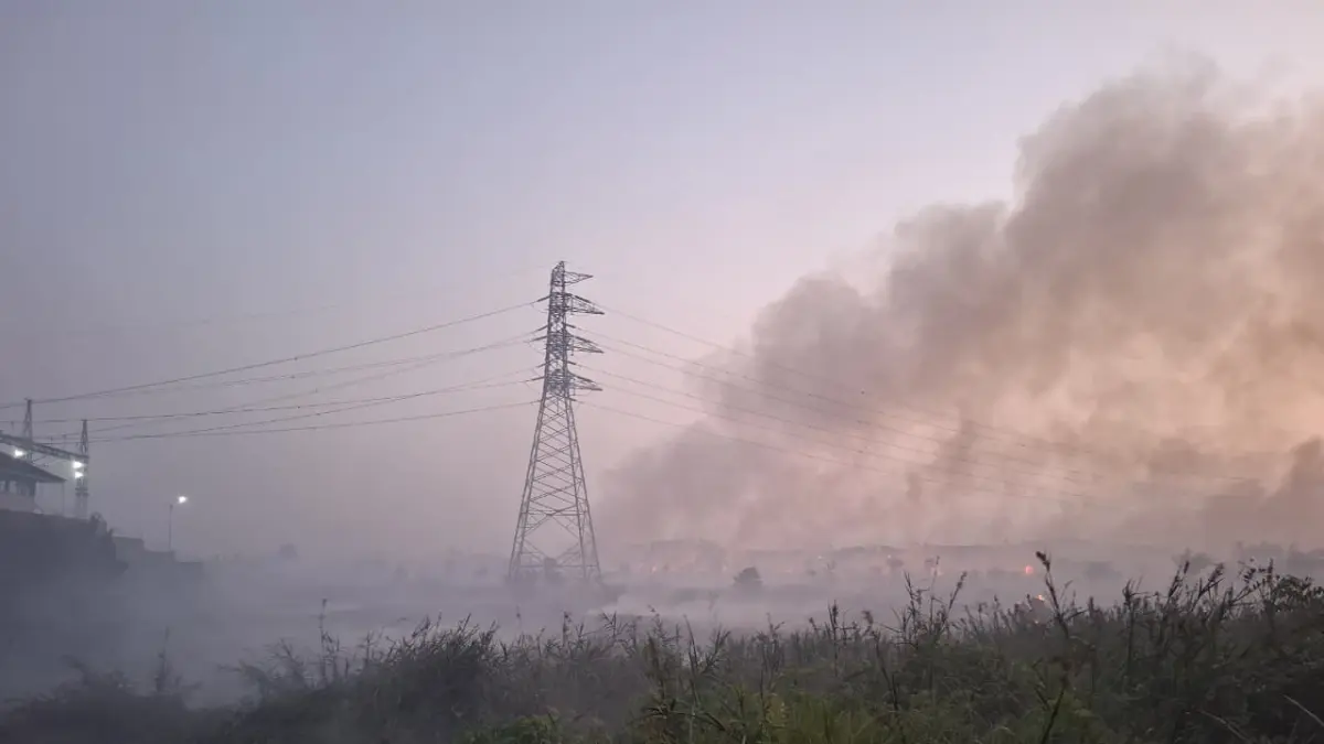 Kebakaran lahan eks persawahan di Desa Kujan, Kecamatan Bulik, Kabupaten Lamandau, tepatnya di sekitar Gardu Induk Nanga Bulik, belum sepenuhnya padam. 