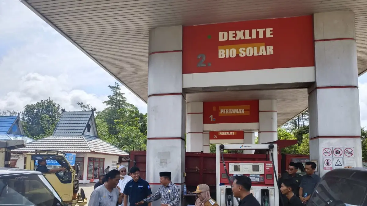 Ketua Komisi II DPRD Kotim, Akhyannoor, saat meninjau salah satu SPBU di Sampit, Kabupaten Kotim, belum lama ini.   (Akbar/Radar Sampit)