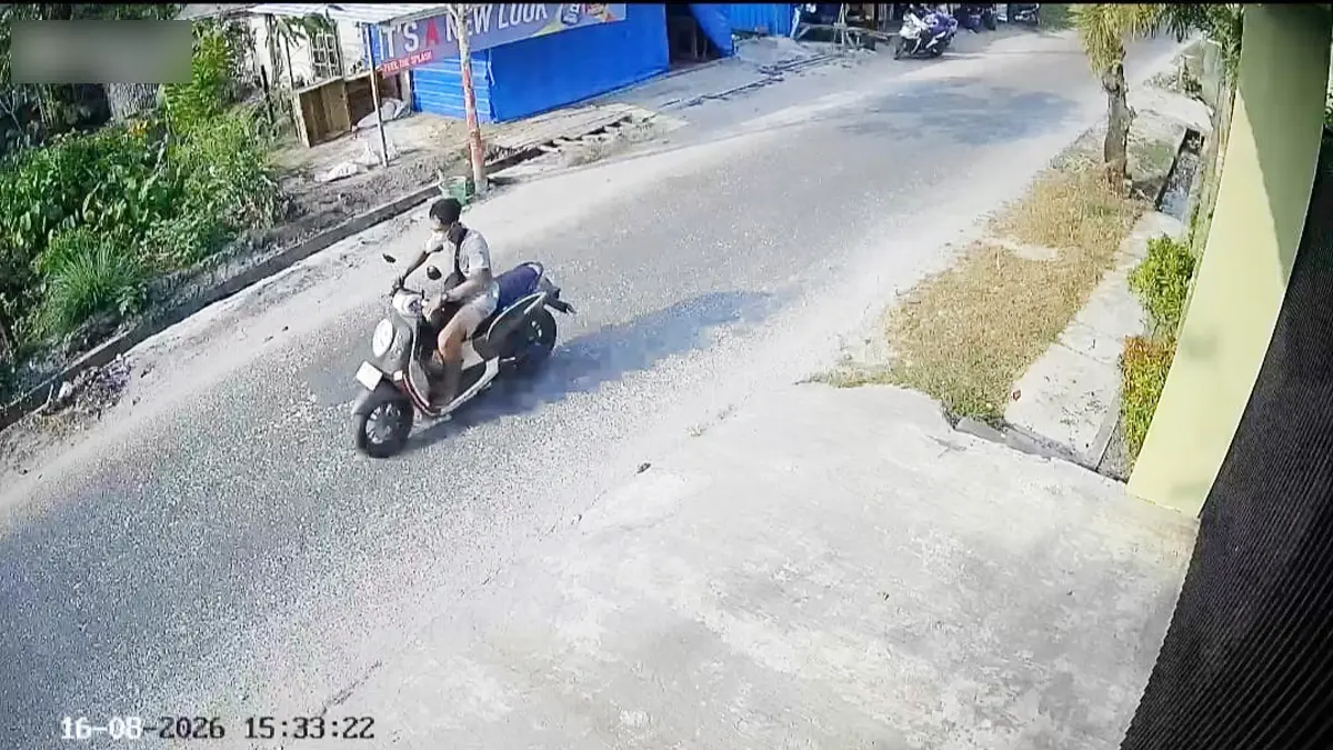MALING MOTOR: Terduga pelaku pencurian sepeda motor milik petugas Sensus Ekonomi 2026 terekam CCTV saat kabur melewati jalan Pinang 4, Sampit, Minggu (16/8/2025) sore. FOTO: JURAGAN PINANG/RADAR SAMPIT