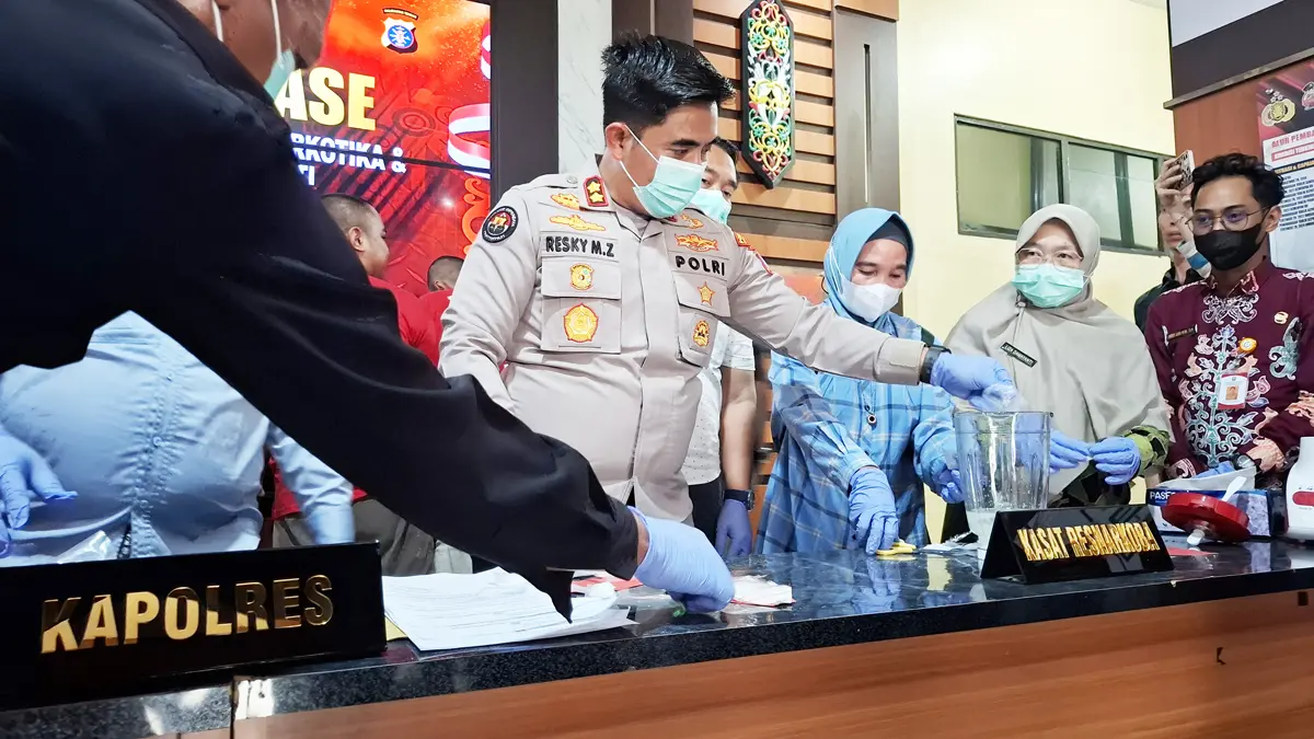 NARKOBA : Kapolres Kotim AKBP Resky Maulana Zulkarnain memimpin kegiatan pemusnahan barang bukti sabu, Kamis (20/8/2026). FOTO: FAHRY/RADAR SAMPIT