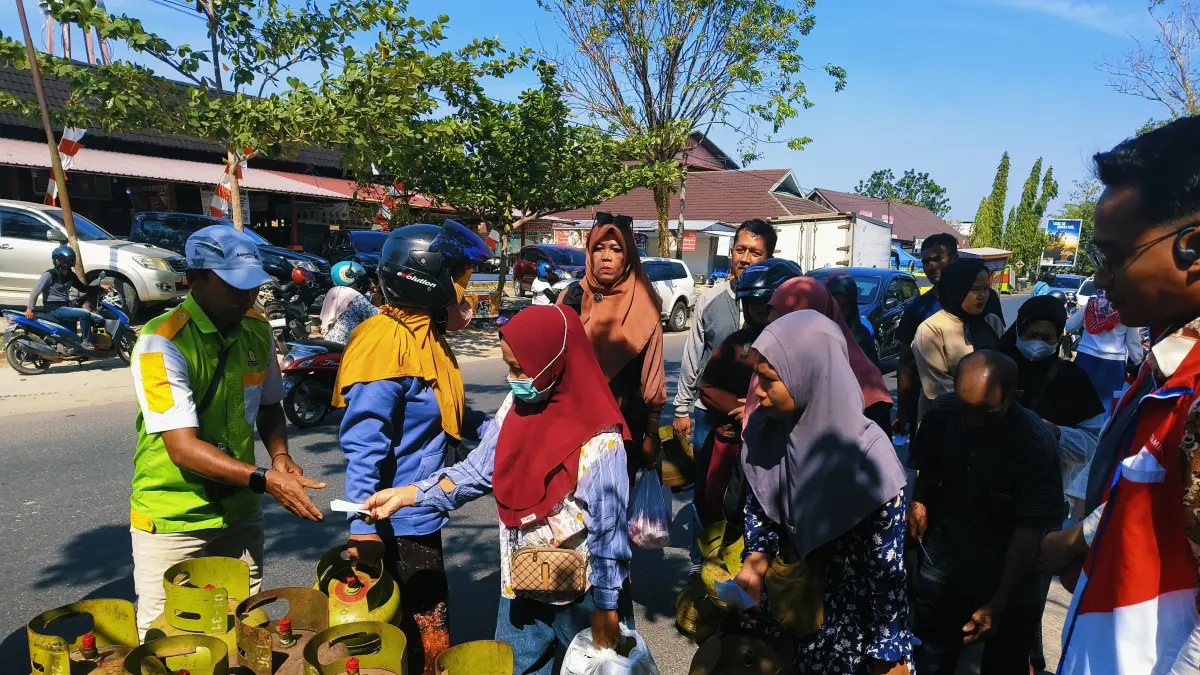 Pendistribusian gas elpiji 3 kilogram di Taman Kota Sampit, Kabupaten Kotim.  (Akbar/Radar Sampit).