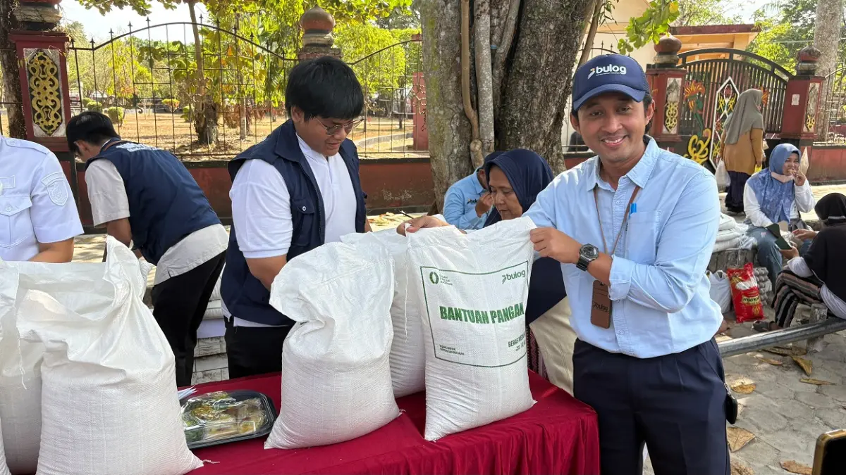 Penyaluran bantuan pangan di Taman Kota Sampit, baru-baru ini. (yuni/radarsampit)