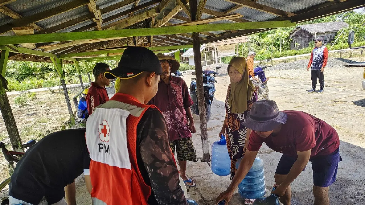PMI Kabupaten Seruyan menyalurkan air bersih kepada masyarakat terdampak kekeringan akibat musim kemarau, Jumat (21/8). (PMI Seruyan/Radar Sampit)
