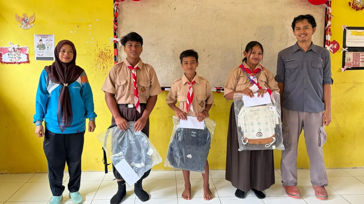 PT Pilar Wanapersada memberikan bantuan pendidikan kepada sembilan siswa SMPN 1 Lamandau, Desa Tapin Bini.&nbsp;&nbsp;