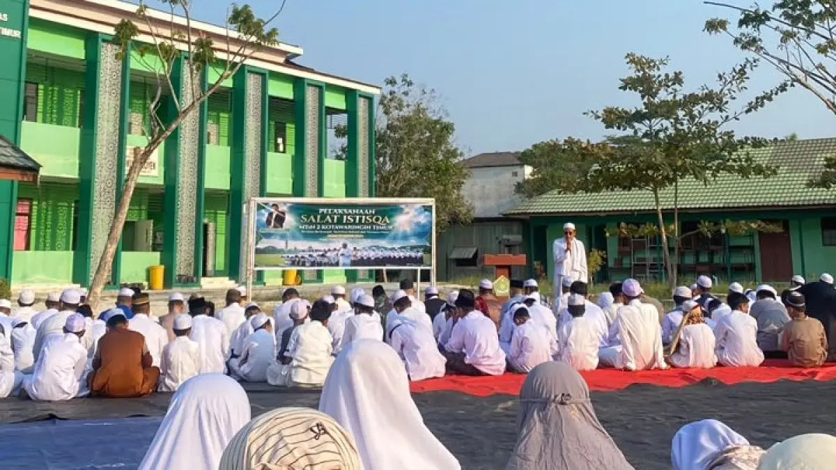 Ratusan warga Samuda, Kecamatan Mentaya Hilir, Kabupaten Kotawaringin Timur (Kotim), menggelar Salat Istisqa untuk memohon turunnya hujan, Jumat (21/8/2026) (joy/radar sampit)