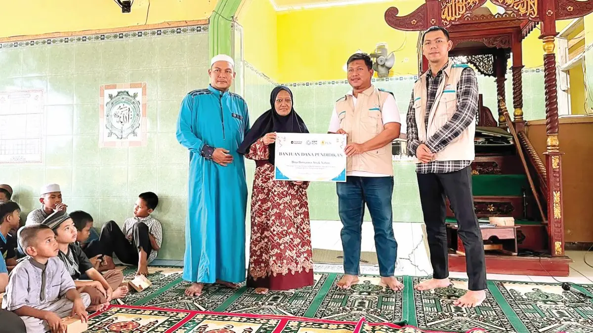 SIMBOLIS: Penyerahan bantuan oleh YBM PLN yang diwakilkan Ketua YBM PLN Palangka Raya, Budi Wahyono (dua dari kanan) kepada Pengurus Panti Asuhan Ayah Bunda, Palangka Raya, yang diterima Hj. Masmurah (dua dari kiri).