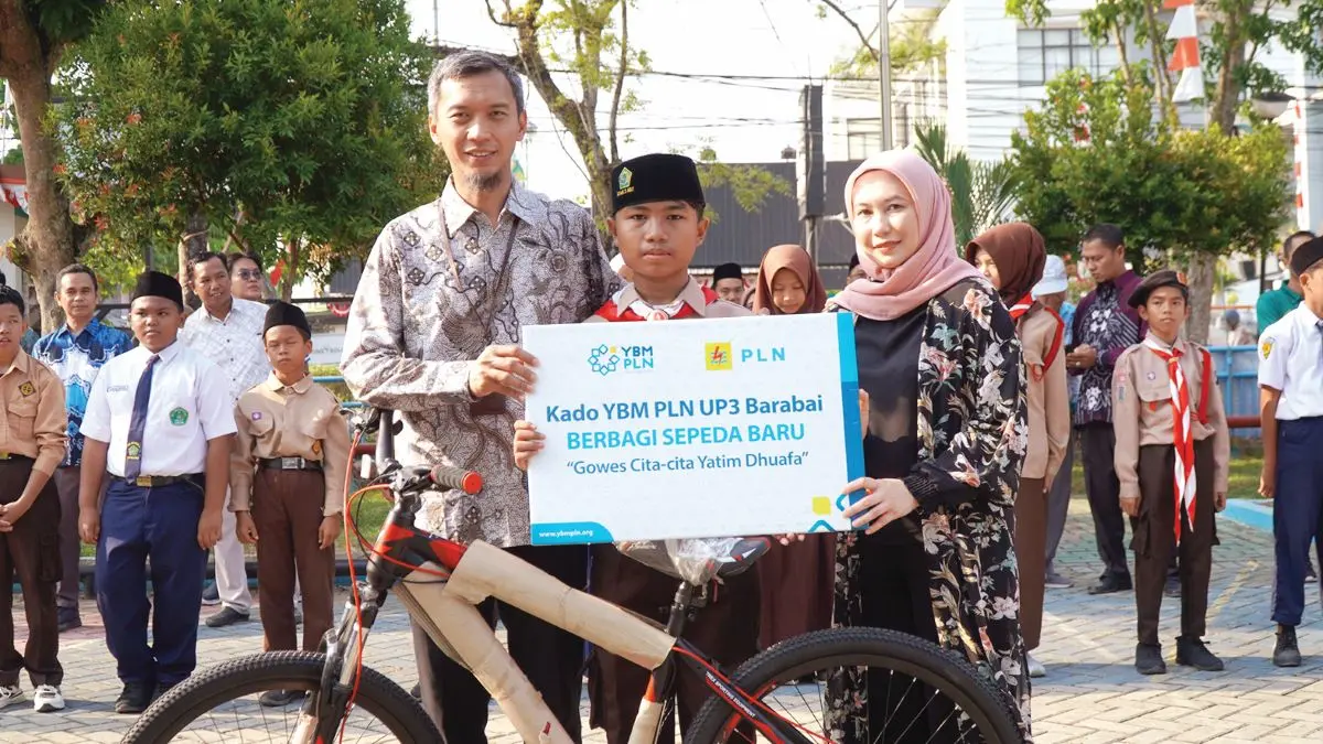 Simbolis penyerahan bantuan sepeda melalui program “Gowes Cita-Cita Yatim Dhuafa” oleh Manager PLN UP3 Barabai, Izbet Alighorky di Barabai pada Jumat (14/8).
