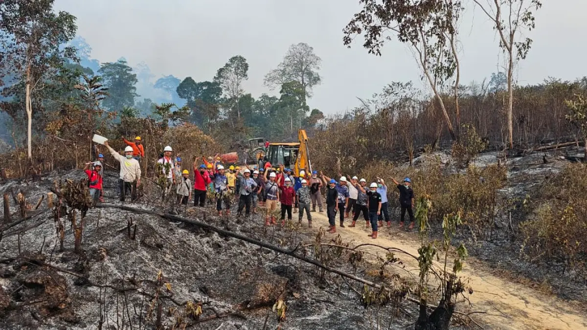 Tim dari PT Pilar Wanapersada berusaha padamkan api di Bukit Pendulangan Desa Suja