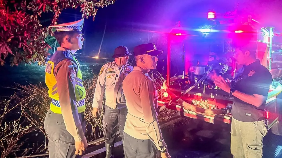 Tim gabungan melakukan pemadaman titik api di Jalan Raya Pematang Kambat, Kecamatan Seruyan Hilir, Kabupaten Seruyan, Kamis (20/8) malam. (ist) 