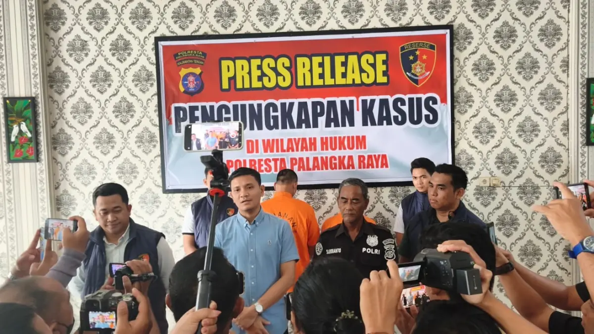 BAKAR LAHAN: Polresta Palangka Raya amankan dua warga yang kedapatan membakar lahan untuk bersih-bersih di kawasan Jalan G.Obos Palangka Raya. (Dodi/Radar Sampit)