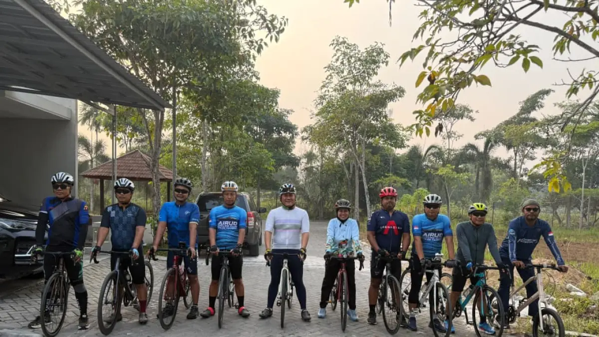 Direktur Polairud Polda Kalteng Kombes Pol Dony Eka Putra dan Diretur Radar Sampit Siti Fauziah dan sejumlah rekan-rekannya usai gowes ringan di Kota Sampit, Sabtu (22/8/2026) pagi. (Istimewa/Radar Sampit)