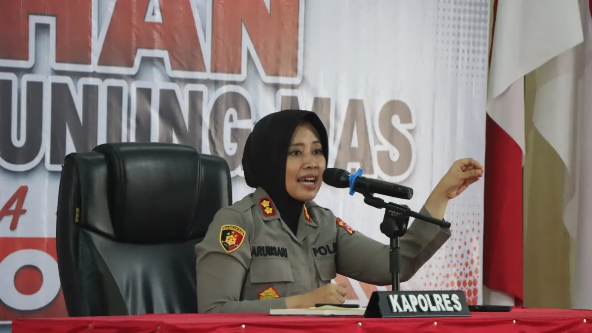 Kapolres Gumas AKBP Arum Sari Puspita Dewi memberikan arahan&nbsp;kepada personel satreskrim, satresnarkoba, satlantas dan dan SPKT, Kamis (20/8). (Polres Gunung Mas For Radar Sampit)
