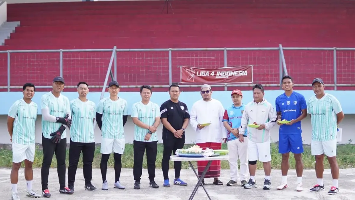 Langkah awal Isen Mulang FC menuju kompetisi BRI Super League 2026/2027 resmi dimulai. Tim kebanggaan Kalimantan Tengah tersebut melaksanakan doa bersama sebelum latihan perdana di Stadion Tuah Pahoe, Palangka Raya, Sabtu (22/8/2026). (Dodi/Radar Sampit)