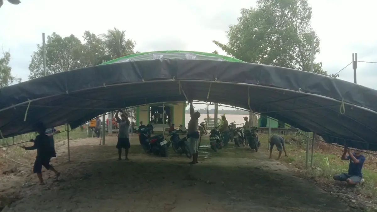 Panitia mempersiapkan tempat jemaah Maulid Nabi Muhammad SAW dan Haul Syekh Abu Hamid Al-Banjari, di Samuda Besar. (istimewa)