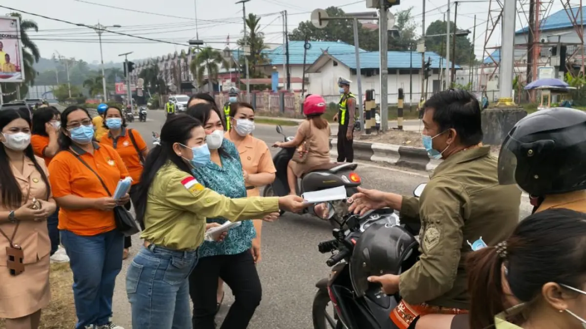 Pembagian masker kepada para pelajar di Kota Kuala Kurun, Kamis (20/8). (FKGMS Gunung Mas For Radar Sampit)&nbsp;&nbsp;