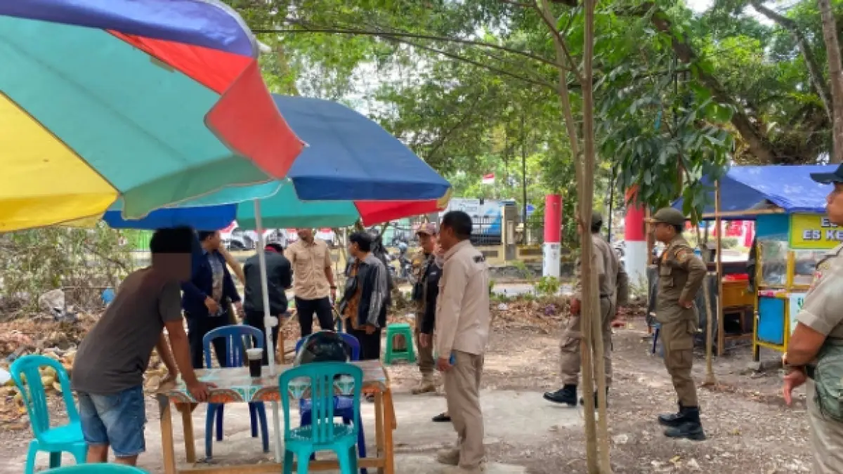 Satpol PP Kobar saat giat penertiban PKL di lahan milik Nakertrans Jalan Malijo, Kelurahan Madurejo, belum lama ini.