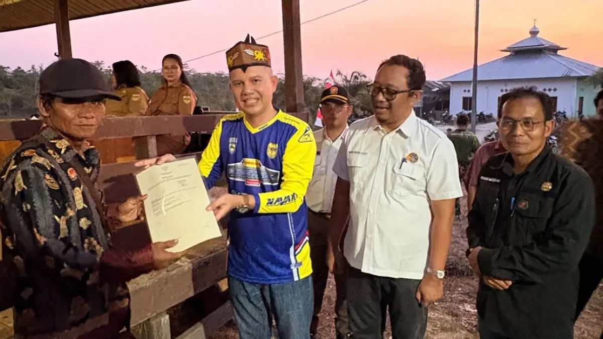 Suasana penyerahan SHM lahan transmigrasi SP-1 Tumbang Jutuh kepada warga Desa Tumbang Kajuei, Kecamatan Rungan, belum lama ini. (BPN Gunung Mas For Radar Sampit)