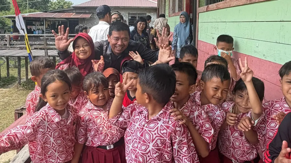 Arif Norkim bersama murid SDN-1 Bereng Bengkel saat kegiatan kunjungan beberapa waktu lalu.(istimewa)