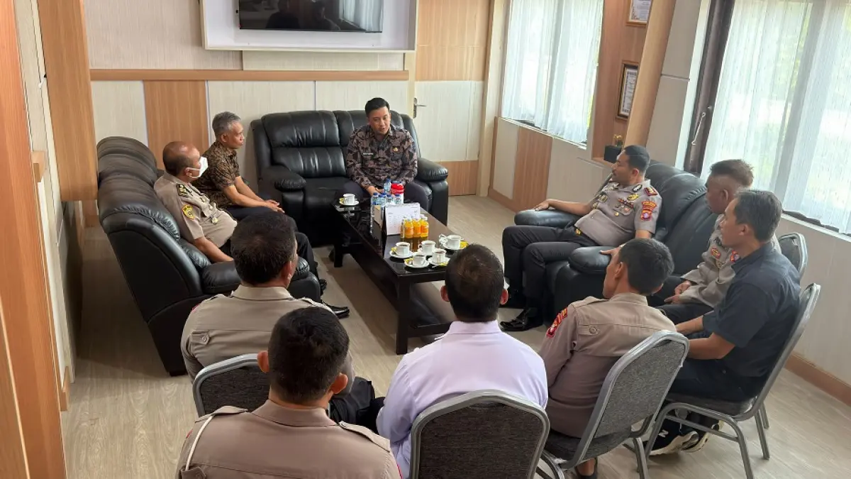 Bupati Lamandau Rizky Aditya Putra bersama Sekretaris Daerah Irwansyah melakukan anjangsana ke Mapolres Lamandau, Kamis (20/8). (Ria/Radar Sampit)
