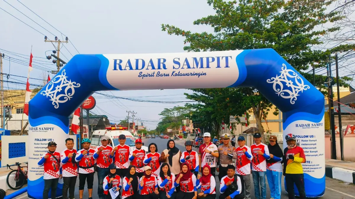 Direktur Radar Sampit, Siti Fauziah bersama jajaran berfoto bersama Wakil Bupati Kotim Irawati dan Anggota DPRD Kotim Rinie Anderson dalam acara Gowes Kemerdekaan Radar Sampit 2026, Minggu (23/8).  (Akbar/Radar Sampit).