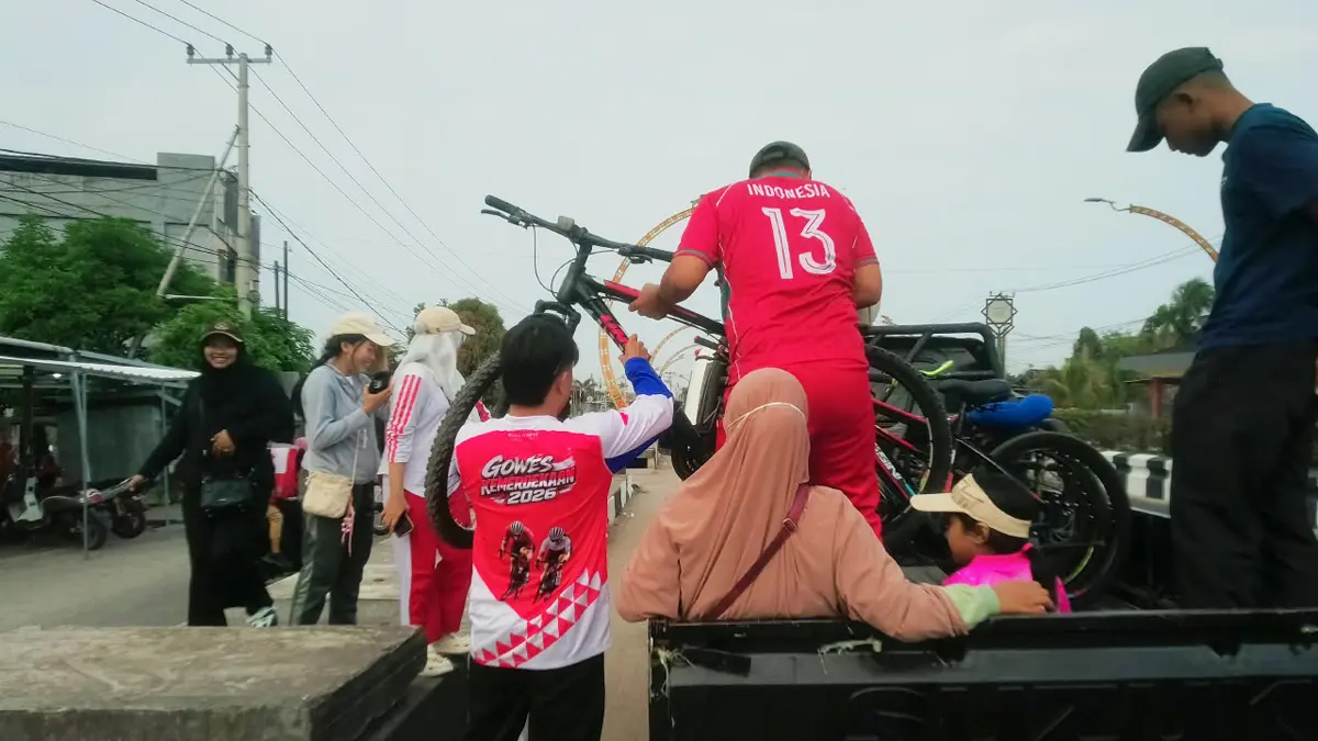 EVAKUASI: Panitia mengevakuasi peserta yang kelelahan mengikuti Gowes Kemerdekaan Berrsama Radar Sampit 2026, Minggu (23/8/2026) pagi. FOTO: ALFIAN ARWI PERMANA/RADAR SAMPIT