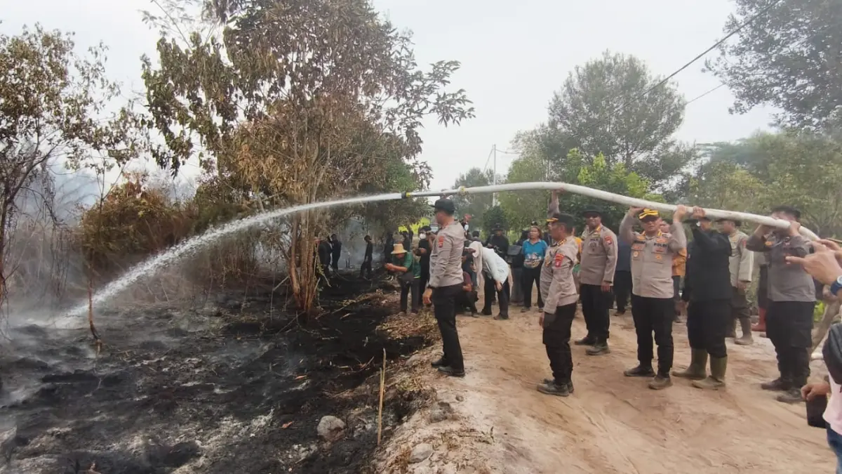  Kapolda Kalimantan Tengah (Kalteng) Irjen Pol Iwan turun langsung ke lokasi kebakaran hutan dan lahan (karhutla) di Jalan Reflesia, Palangka Raya, Minggu (23/8/2026).  (dodi/radar sampit)