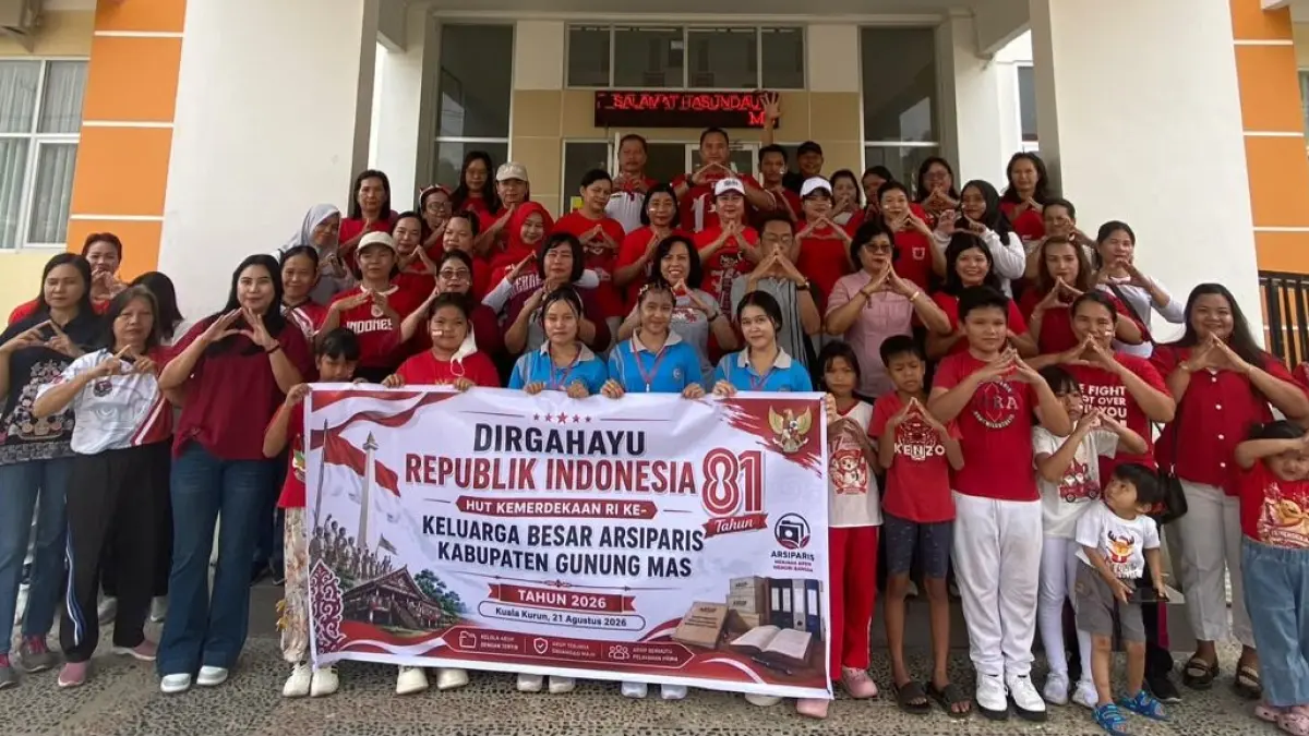 Keluarga besar arsiparis, DWP, seluruh pegawai dan anak-anak berfoto bersama setelah pelaksanaan lomba, Jumat (21/8).(istimewa)