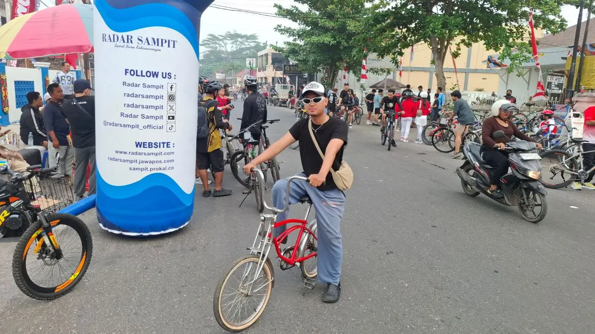 KLASIK: Peserta Gowes Kemerdekaan Radar Sampit, Akbar (25) tampil dengan gaya sepedanya yang khas, Minggu (23/8/2026). FOTO: FAHRY/RADAR SAMPIT