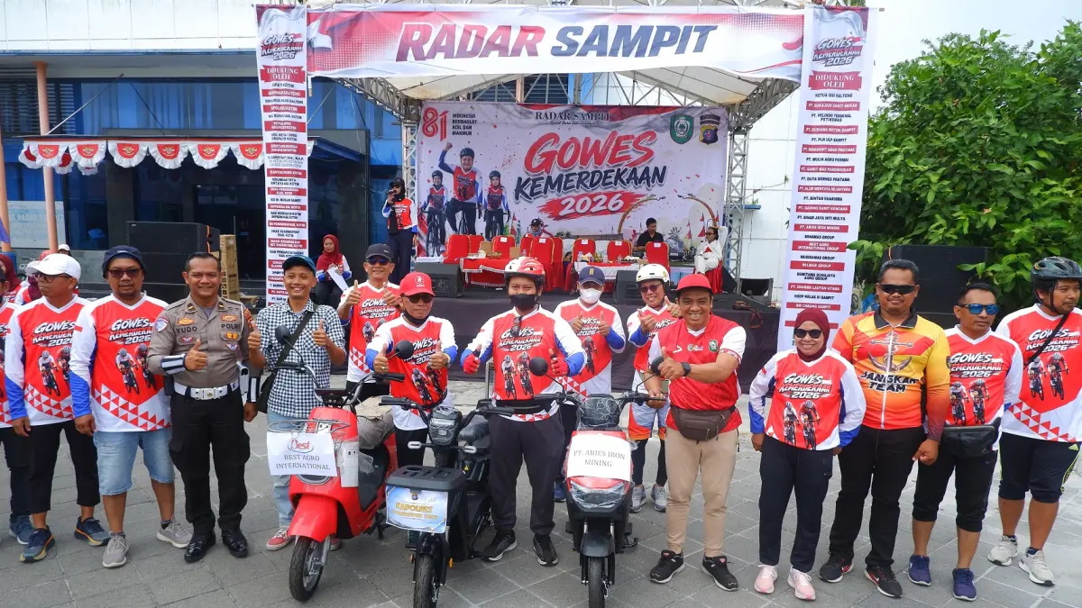 Para pemenang hadiah utama Gowes Kemerdekaan 2026 yang digelar Radar Sampit bersama jajaran manajemen dan sejumlah perwakilan sponsor, Minggu (23/8).(istimewa/panitia gowes)