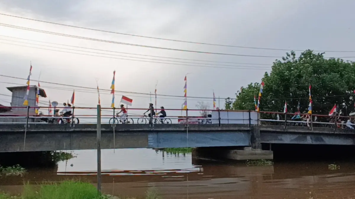Peserta Gowes Kemerdekaan Bersama Radar Sampit 2026 saat melintas di Jembatan Pemuatan, Minggu (23/8/2026). (Usay Nor Rahmad/Radar Sampit)&nbsp;