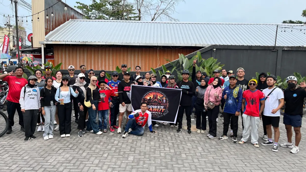 Puluhan anggota Komunitas GGS yang turut meramaikan Gowes Kemerdekaan2026, di Radar Sampit, Minggu (23/8) pagi.(fahry/radarsampit)