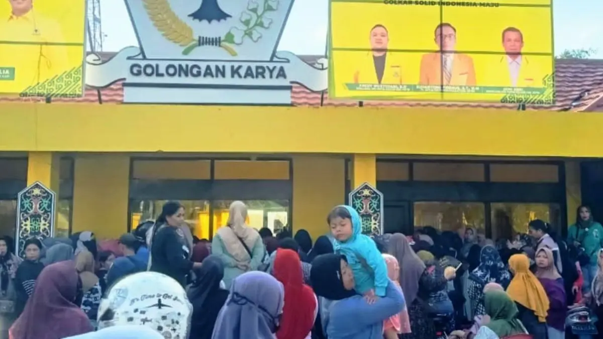 Salah satu kegiatan kemasyarakatan di sekretariat DPD Golkar Kotim, beberapa waktu lalu. (ist)